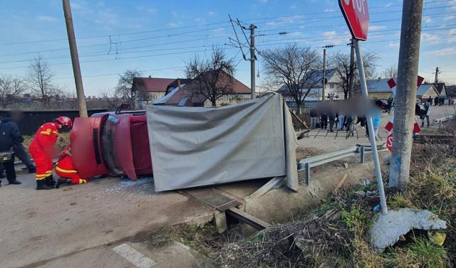 Mașină condusă de un bărbat fără permis, lovită de tren în zona Stroiești