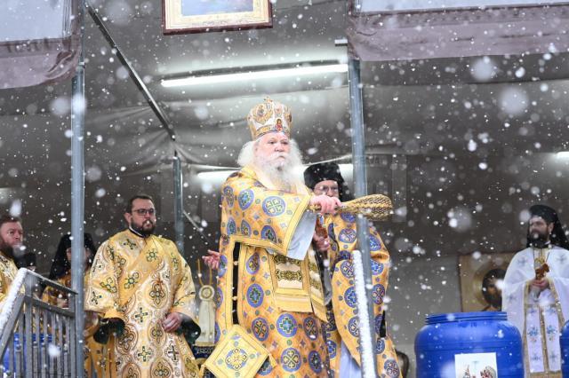 Arhiepiscopia Sucevei şi Rădăuţilor va oferi credincioşilor 12.000 de sticle cu Agheasmă Mare