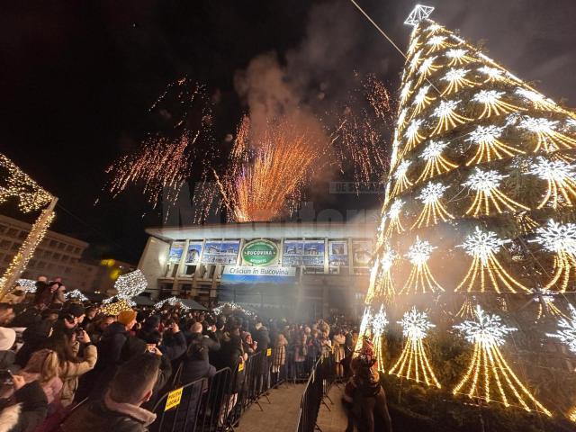 Spectaculoasele focuri de artificii au făcut deliciul publicului, la Revelionul Sucevei 2023