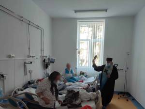 Pacienții creștini ortodocși internați în Spitalul de Urgență Suceava au primit aghiazma mare de la preotul Constantin Diaconașu