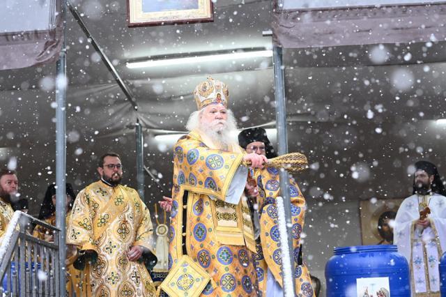 Arhiepiscopia Sucevei şi Rădăuţilor va oferi credincioşilor 12.000 de sticle cu Agheasmă Mare