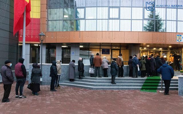 Aglomerație la plata taxelor și impozitelor locale la Primăria Suceava