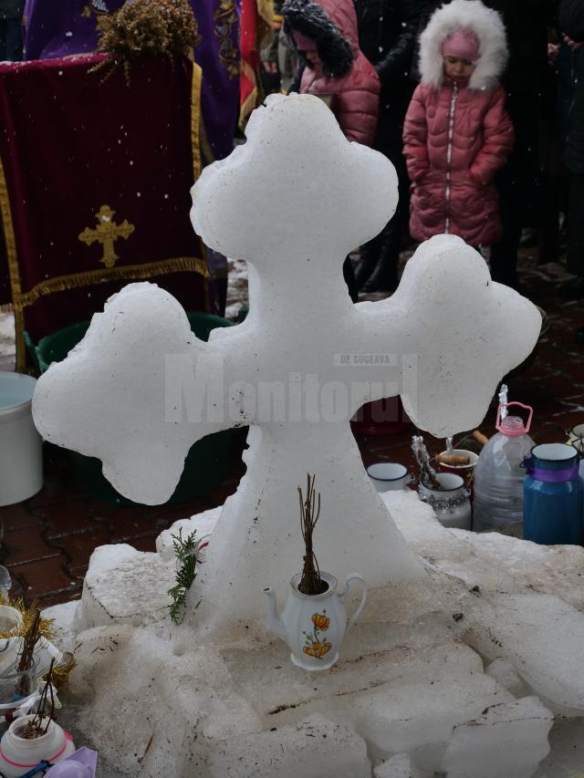 Crucea de gheata, un simbol al Marii Sarbatori a Botezului Domnului