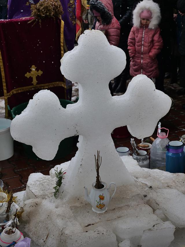 Crucea de gheață, un simbol al Marii Sărbători a Botezului Domnului