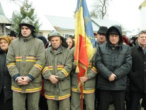 Formatiunea de pompieri voluntari si drapelul lor, la loc de cinste in slujba de Boboteaza