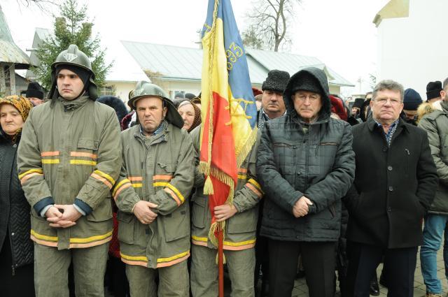 Formatiunea de pompieri voluntari si drapelul lor, la loc de cinste in slujba de Boboteaza