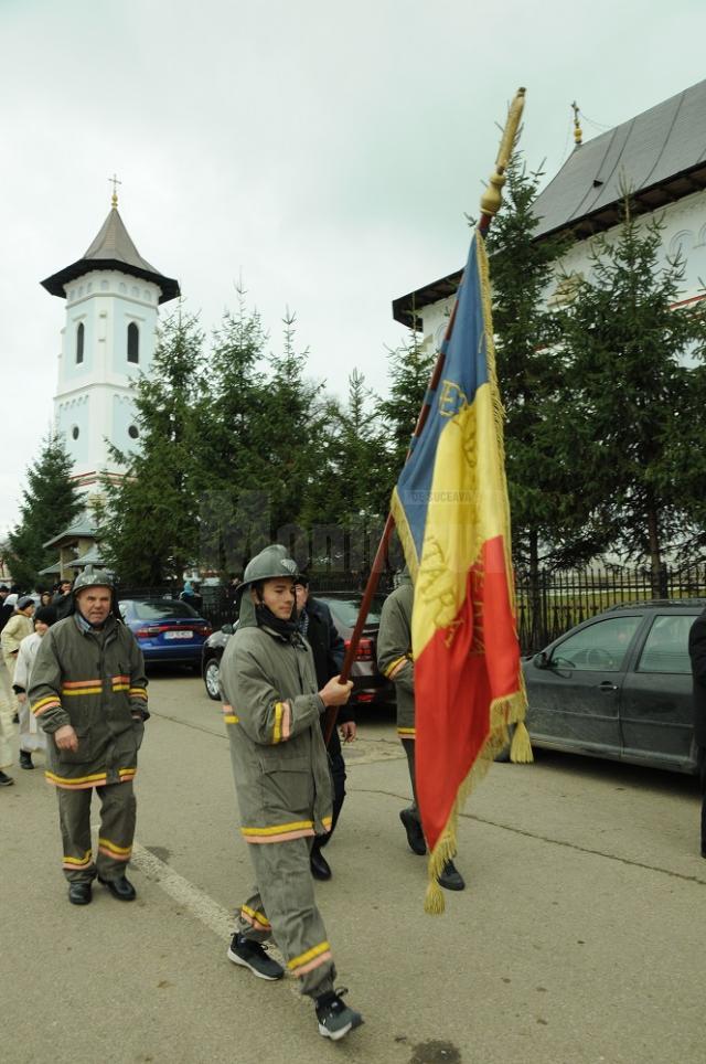 Pompieri voluntari in procesiune cu drapelul la Bosanci