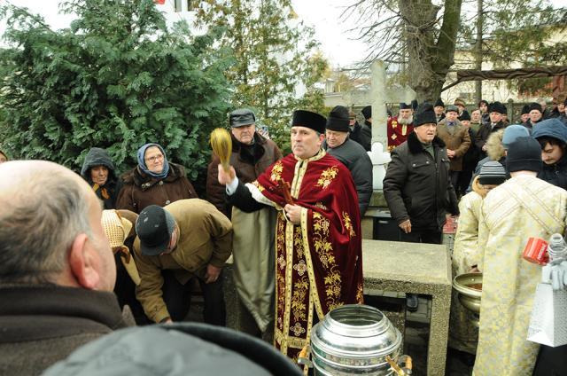 Stropirea credincioșilor cu apa sfințită a la finalul slujbei