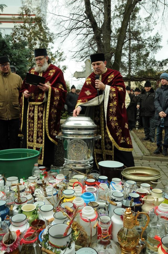 Sfințirea apei de Bobotează, de către preoții parohi ai Bisericii „Sf. Gheorghe” din Bosanci