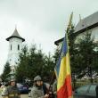 Pompieri voluntari în procesiune cu drapelul, la Bosanci