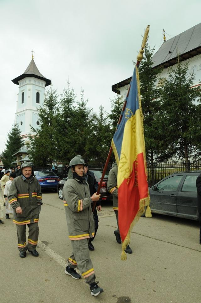 Pompieri voluntari în procesiune cu drapelul, la Bosanci