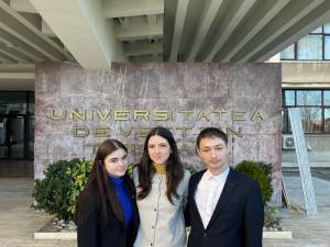 Delegația Sucevei - Rafaela Barac Bologa (mijloc), alături de Sebastian Apetri și Ana Maria Bolohan