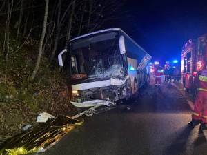 Autocarul implicat în accident. Foto bistriteanul.ro