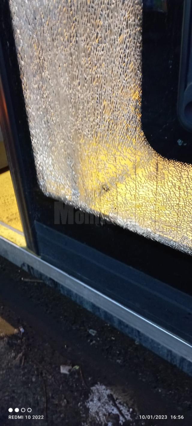 Ușa unui autobuz TPL, spartă de un călător nervos, la Orizont