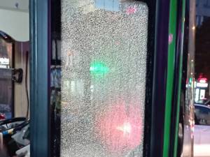 Ușa unui autobuz TPL, spartă de un călător nervos, la Orizont
