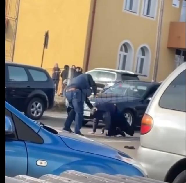 Doi bărbați s-au bătut în stradă, de față cu elevii, în fața școlii din Botoșana