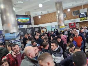Sute de pasageri sunt blocați pe Aeroportul Suceava după ce zborurile de astăzi au fost anulte din cauza ceții
