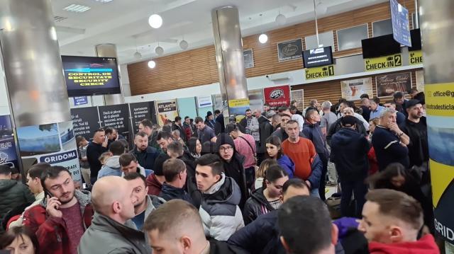 Sute de pasageri sunt blocați pe Aeroportul Suceava după ce zborurile de astăzi au fost anulte din cauza ceții