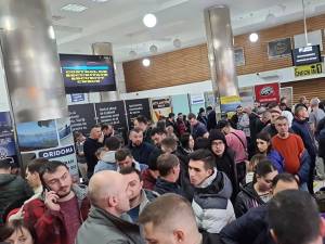 Sute de pasageri blocați pe Aeroportul Suceava după ce zborurile de miercuri au fost anulate din cauza ceții