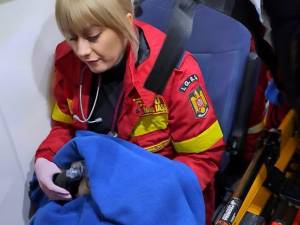 Medicul de gardă UPU-SMURD Oana Mihailovici cu copilul născut prematur