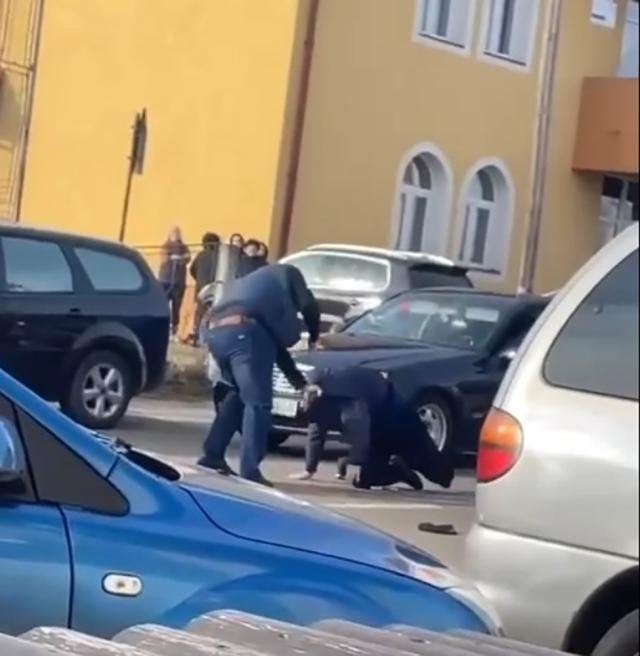 Doi bărbați s-au bătut în stradă, în fața școlii din Botoșana