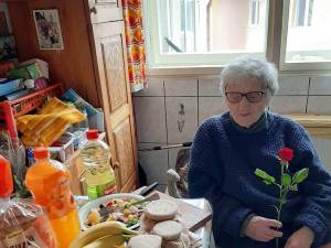 Asociația „Licuricii fericiți” continuă și în acest an proiectul „Prânzul de sâmbătă”, pentru zeci de „bunici” din Câmpulung Moldovenesc