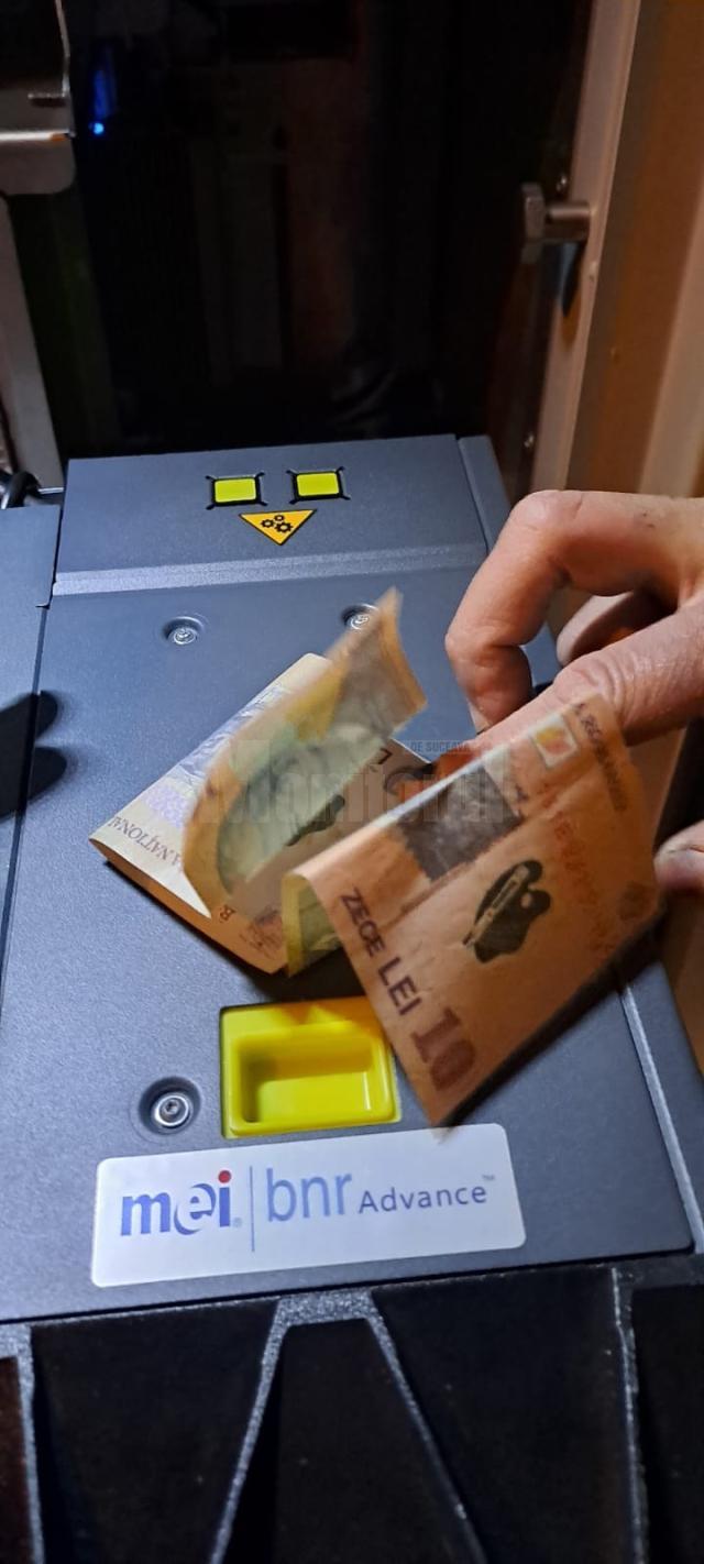 Automatele de bilete pentru transportul public din Suceava, blocate cu bani rupți, arși și fel de fel de obiecte