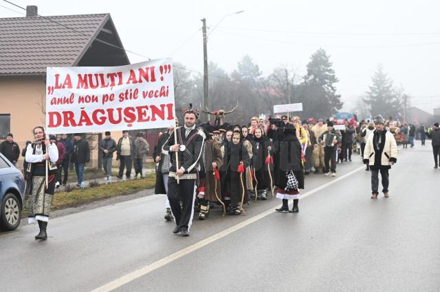Sute de participanti la parada obiceiurilor de iarna pe vechi de la Draguseni