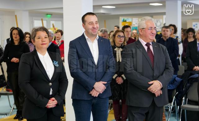 Directoarea Colegiului „Mihai Eminescu”, Corina-Silvia Nuțu, cu viceprimarul Lucian Harșovschi și primarul Ion Lungu