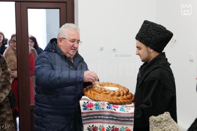 Primarul Ion Lungu a fost întîmpinat cu pîine și sare la inaugurarea Grădiniței  de la Colegiul „Mihai Eminescu”