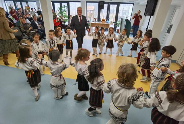 Primarul Sucevei, Ion Lungu a intrat în hora copiilor de la Grădinița Colegiului Mihai Eminescu