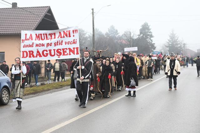 Sute de participanți la parada obiceiurilor de iarna pe vechi de la Drăgușeni