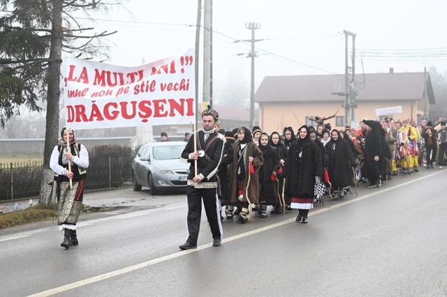 Paradele obiceiurilor de iarnă pe stil vechi din Drăgușeni și Râșca au încheiat programul „Crăciun în Bucovina”