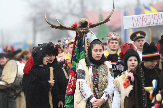 Paradele obiceiurilor de iarnă pe stil vechi din Drăgușeni și Râșca au încheiat programul „Crăciun în Bucovina”