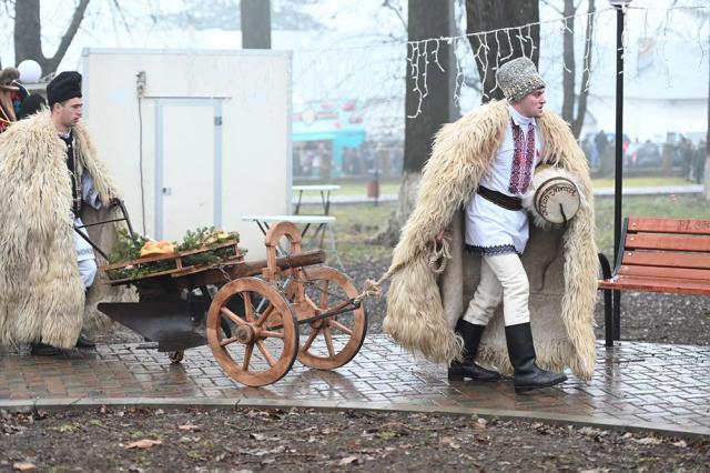 Paradele obiceiurilor de iarnă pe stil vechi din Drăgușeni și Râșca au încheiat programul „Crăciun în Bucovina”