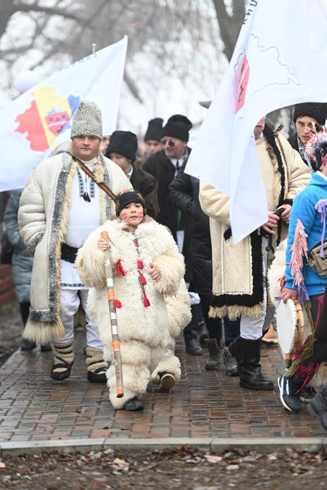 Paradele obiceiurilor de iarnă pe stil vechi din Drăgușeni și Râșca au încheiat programul „Crăciun în Bucovina”