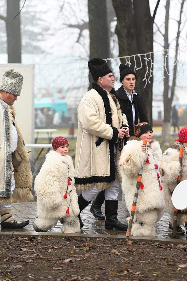 Paradele obiceiurilor de iarnă pe stil vechi din Drăgușeni și Râșca au încheiat programul „Crăciun în Bucovina”