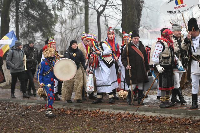 Paradele obiceiurilor de iarnă pe stil vechi din Drăgușeni și Râșca au încheiat programul „Crăciun în Bucovina”