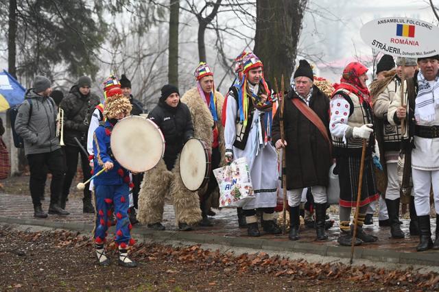 Paradele obiceiurilor de iarnă pe stil vechi din Drăgușeni și Râșca au încheiat programul „Crăciun în Bucovina”