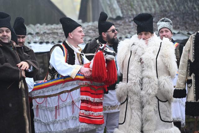 Paradele obiceiurilor de iarnă pe stil vechi din Drăgușeni și Râșca au încheiat programul „Crăciun în Bucovina”