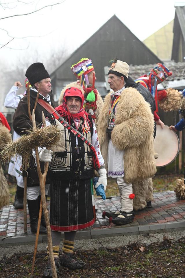 Paradele obiceiurilor de iarnă pe stil vechi din Drăgușeni și Râșca au încheiat programul „Crăciun în Bucovina”