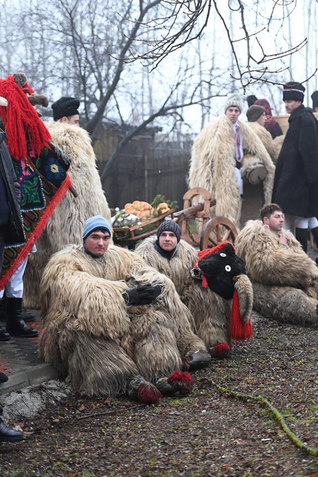 Paradele obiceiurilor de iarnă pe stil vechi din Drăgușeni și Râșca au încheiat programul „Crăciun în Bucovina”