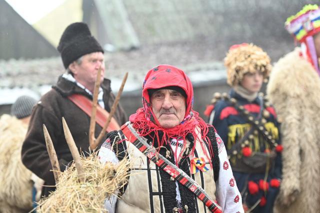 Paradele obiceiurilor de iarnă pe stil vechi din Drăgușeni și Râșca au încheiat programul „Crăciun în Bucovina”