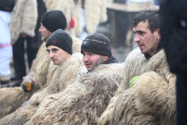 Paradele obiceiurilor de iarnă pe stil vechi din Drăgușeni și Râșca au încheiat programul „Crăciun în Bucovina”