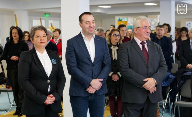 Directoarea Colegiului „Mihai Eminescu”, Corina-Silvia Nuțu, cu viceprimarul Lucian Harșovschi și primarul Ion Lungu