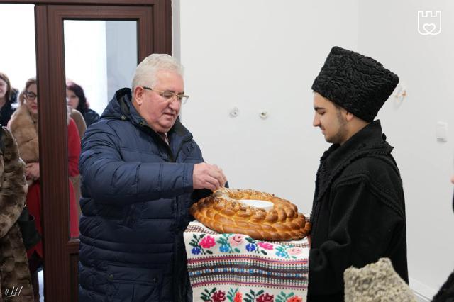 Primarul Ion Lungu a fost întâmpinat cu pâine și sare la inaugurarea Grădiniței  de la Colegiul „Mihai Eminescu”