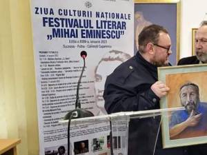 Premiul „Aristocrat al Scrisului Bucovinean” i-a revenit scriitorului Nichita Danilov (dreapta)