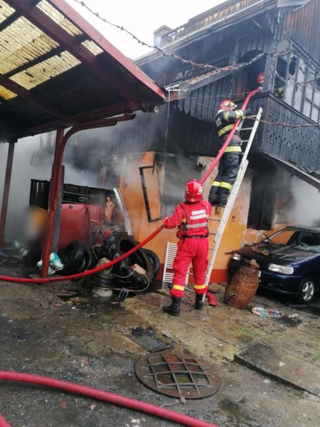 Incendiul de pe strada 1 Mai din Rădăuți a izbucnit duminică, în jurul orelor prânzului