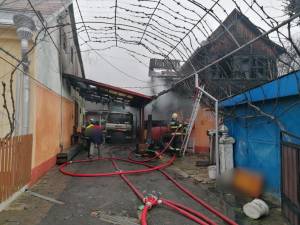 Incendiul de pe strada 1 Mai din Rădăuți a izbucnit duminică, în jurul orelor prânzului