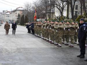 Salutul drapelului de luptă și al Gărzii de Onoare de către prefectul Alexandru Moldovan, însoțit de comandantul garnizoanei Suceava